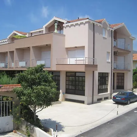 Dalmatino Apartment *