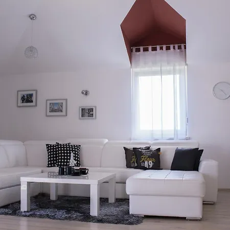 Dalmatino Apartment *